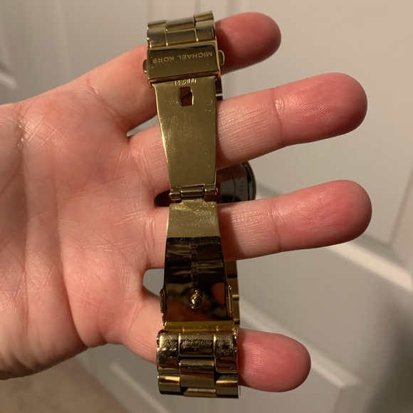 🎉Host Pick🎉 Michael Kors - Runway Gold Tone Bracelet Watch (MK5826) - Picture 6 of 8